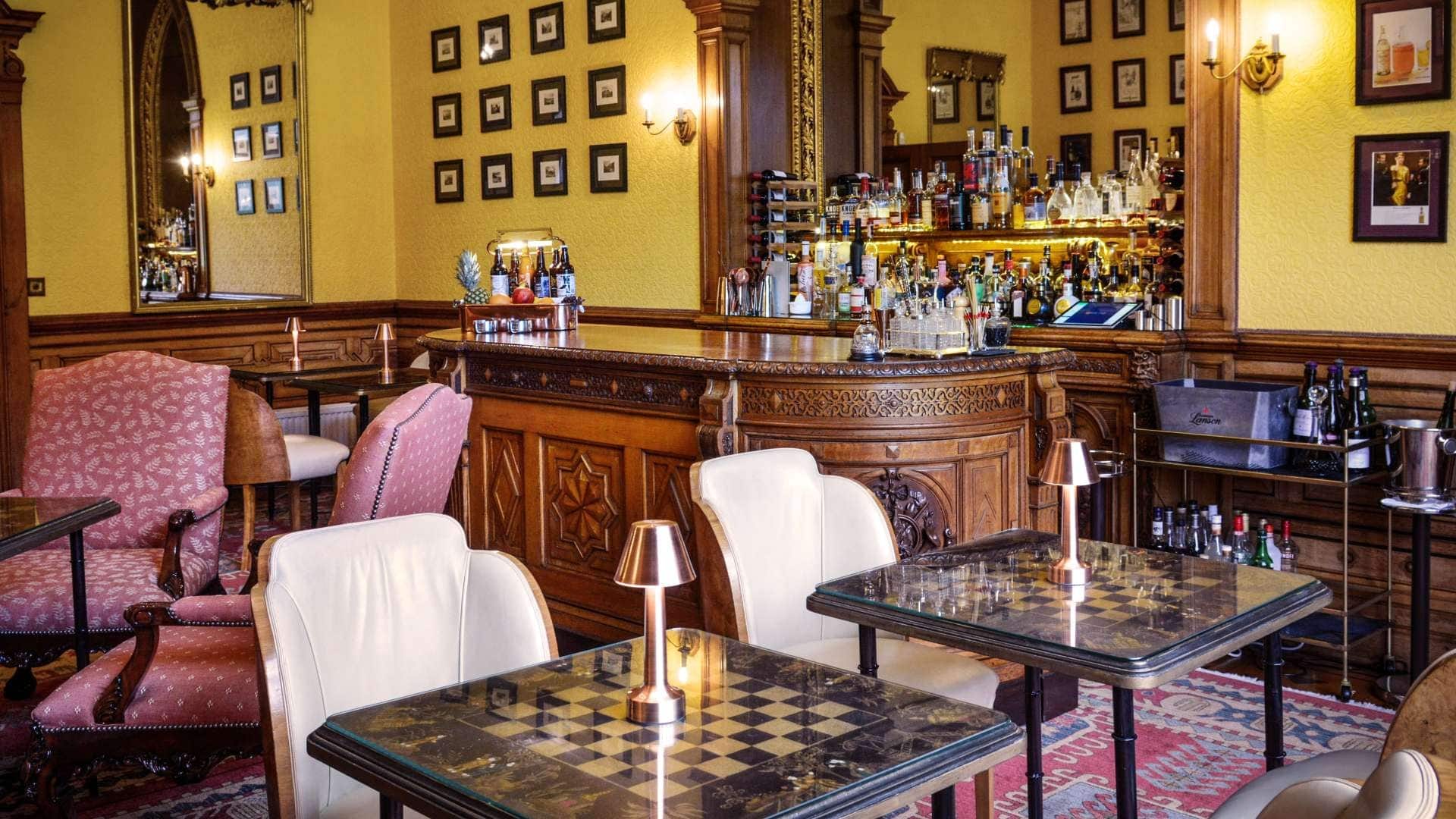 Hotel review Restaurants & Bars' - Palé Hall Hotel & Restaurant - 1