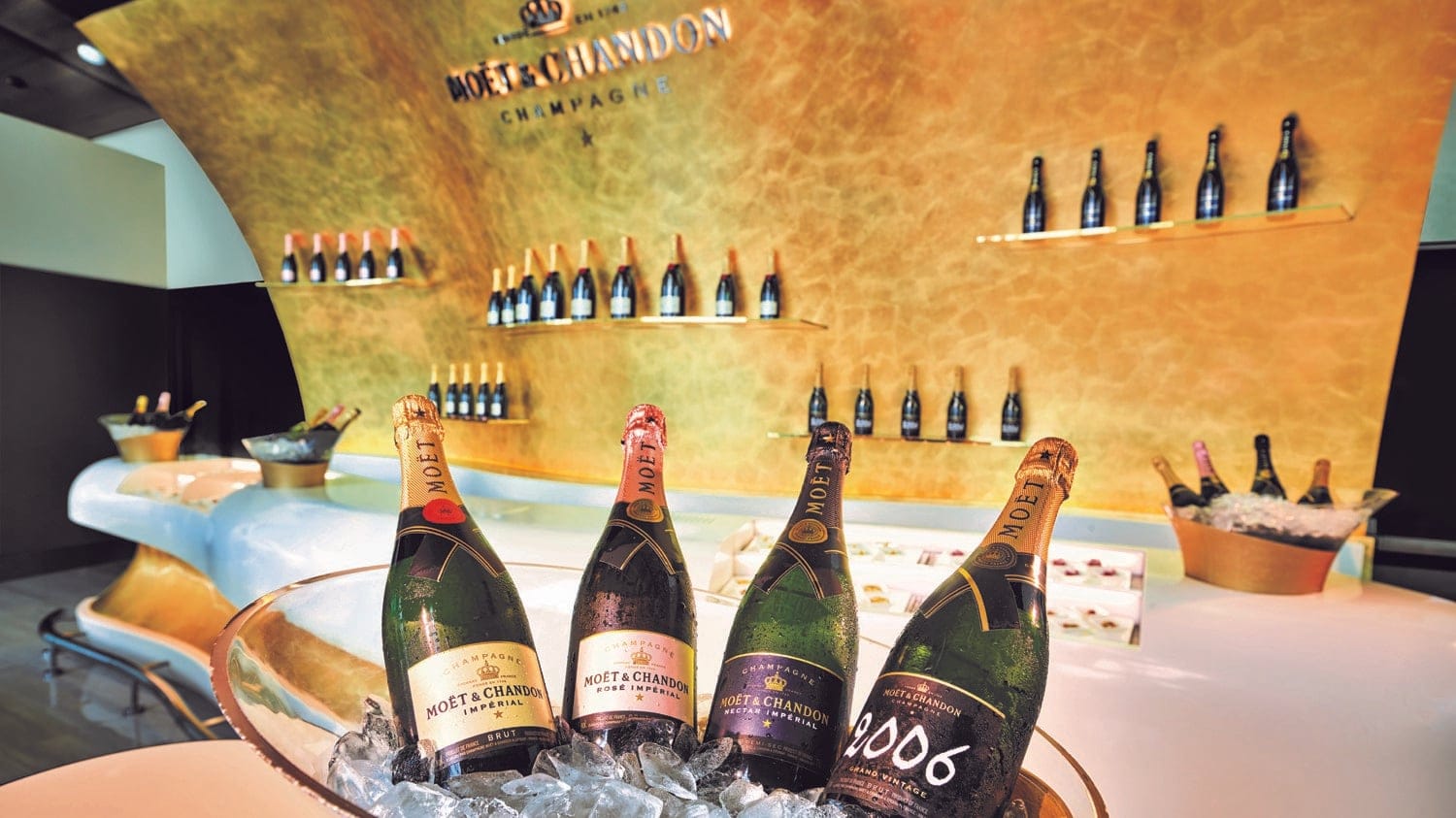 Airline review Airport experience - Emirates - 1