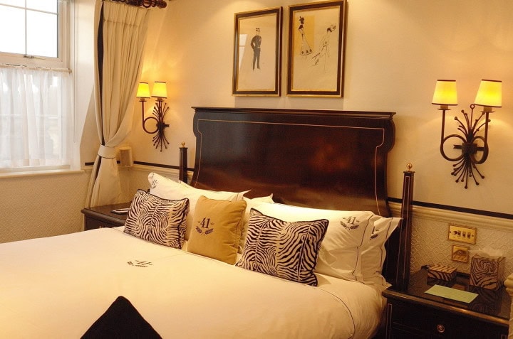 Intimate Hotel 41, is this London's best luxury hotel? - between Knightsbridge and Mayfair, sits Hotel 41, a super small hotel that Tripadvisor rates ​​as the best of all 5-star luxury hotels in London. We were skeptical. A top hotel which the BusinessClass editorial staff had never heard of? Surely not we thought, as we have frequented almost all of London's best hotels. Curiosity took over and we decided to investigate further. - 4