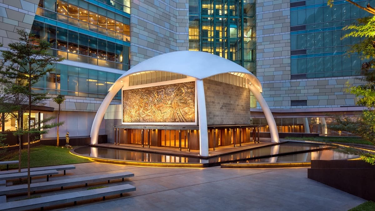 the outside of hotel indonesia kempinski jakarta