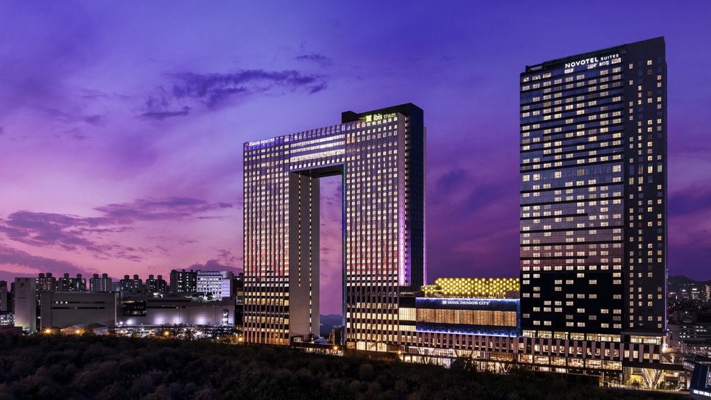 exterior of Novotel Ambassador Seoul Yongsan at dusk