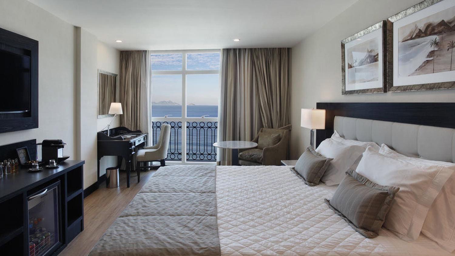 a room with a balcony with a view of the river at Miramar Hotel by Windsor