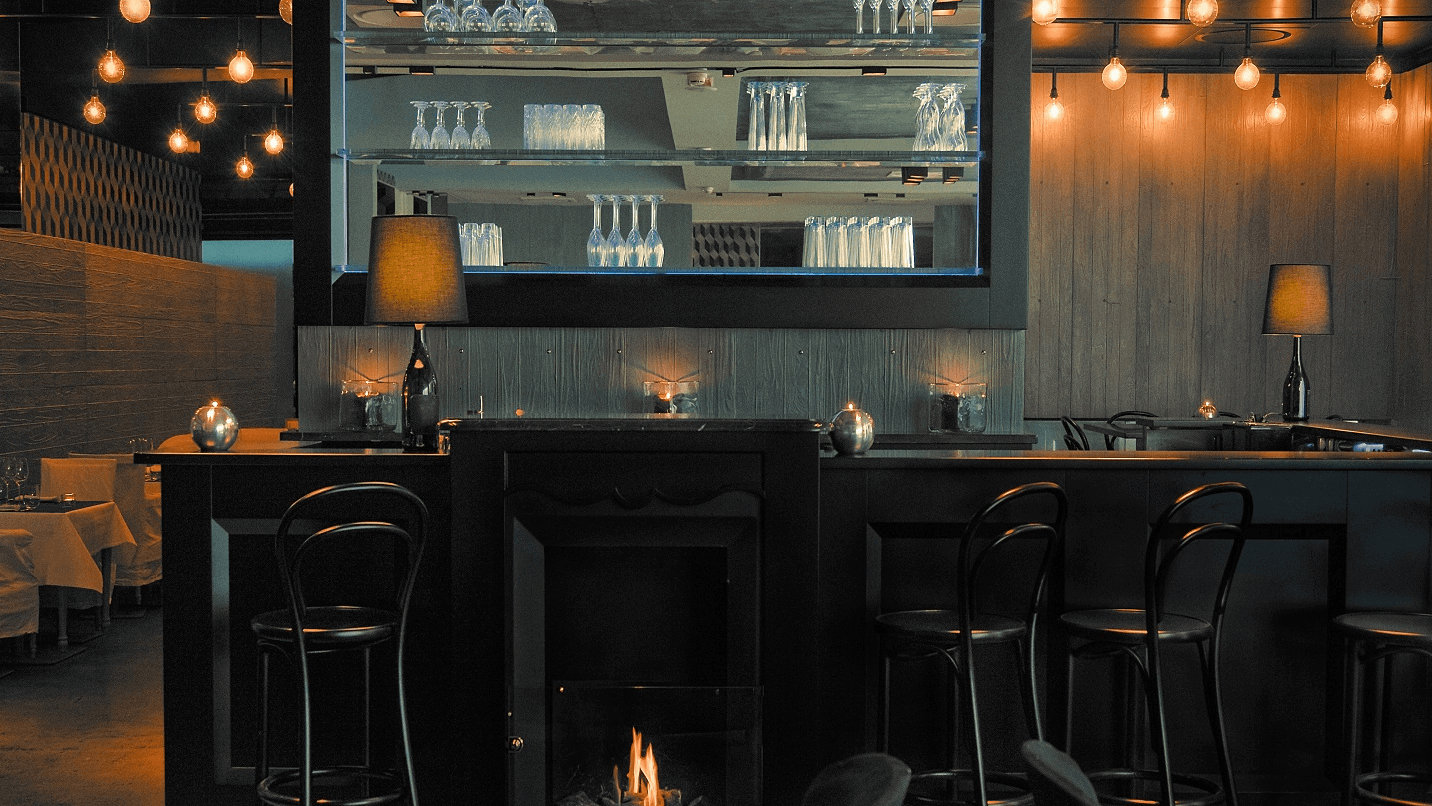 Black decored Blind Bar with almost everything black and tender lightning in Paris.