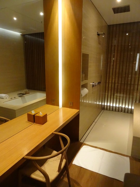 Review: Cathay Pacific lounges, Hong Kong - 4