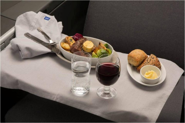 SAS innfører nye måltider og nytt serveringskonsept i business class på langruter - Hovedserveringen - med varme nøtter og flere valg av forrett og hovedrett - 4