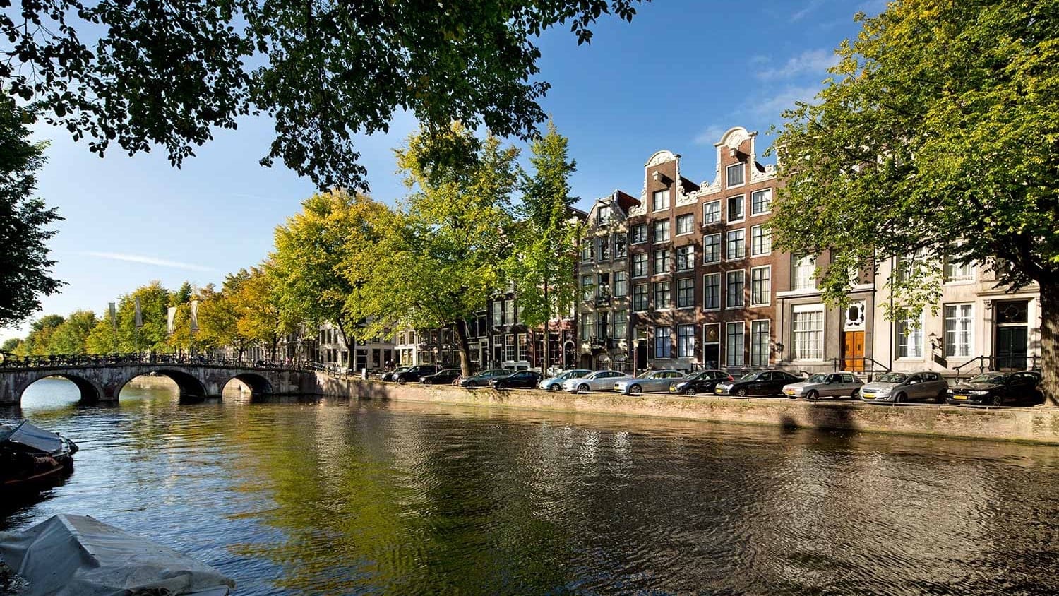 hotel pulitzer amsterdam seen from the canal river