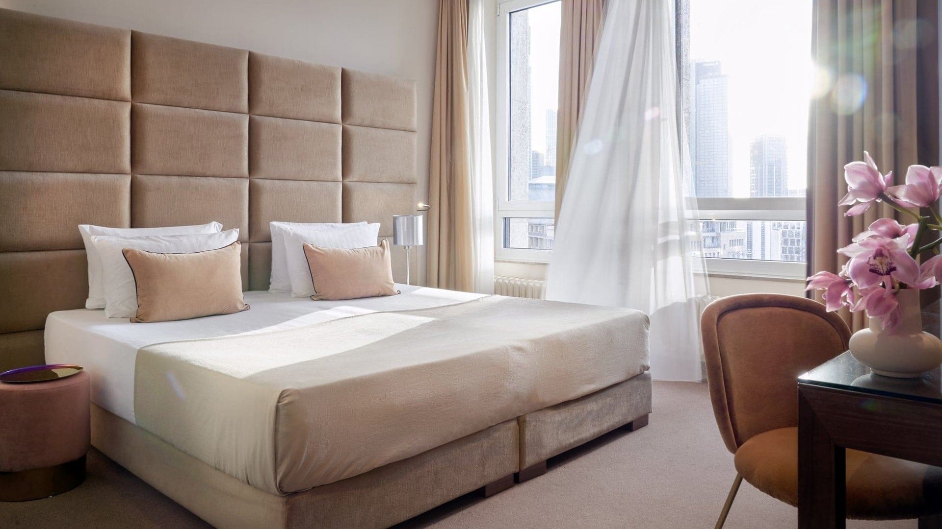 a room with king size bed at Fleming's Selection Hotel Frankfurt-City