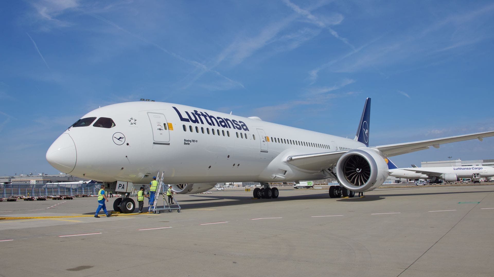 Lufthansa unveils suites for First and Business Class