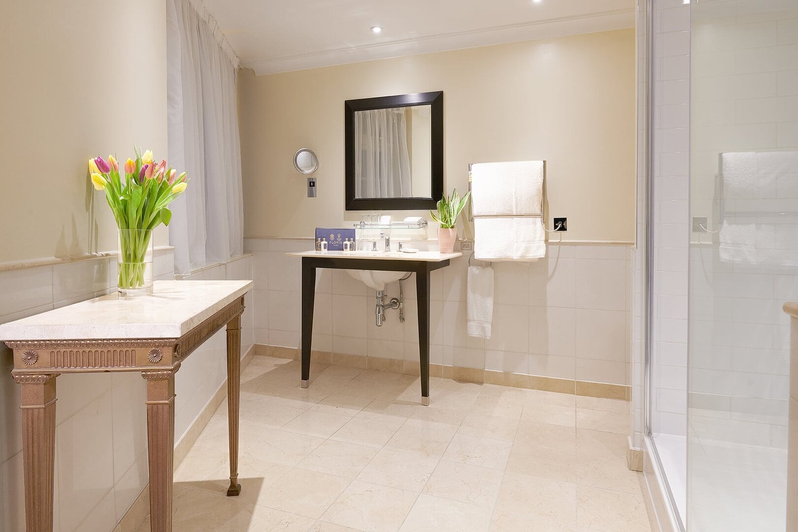 Hotels Articles - London celebrates the opening of The Dilly  