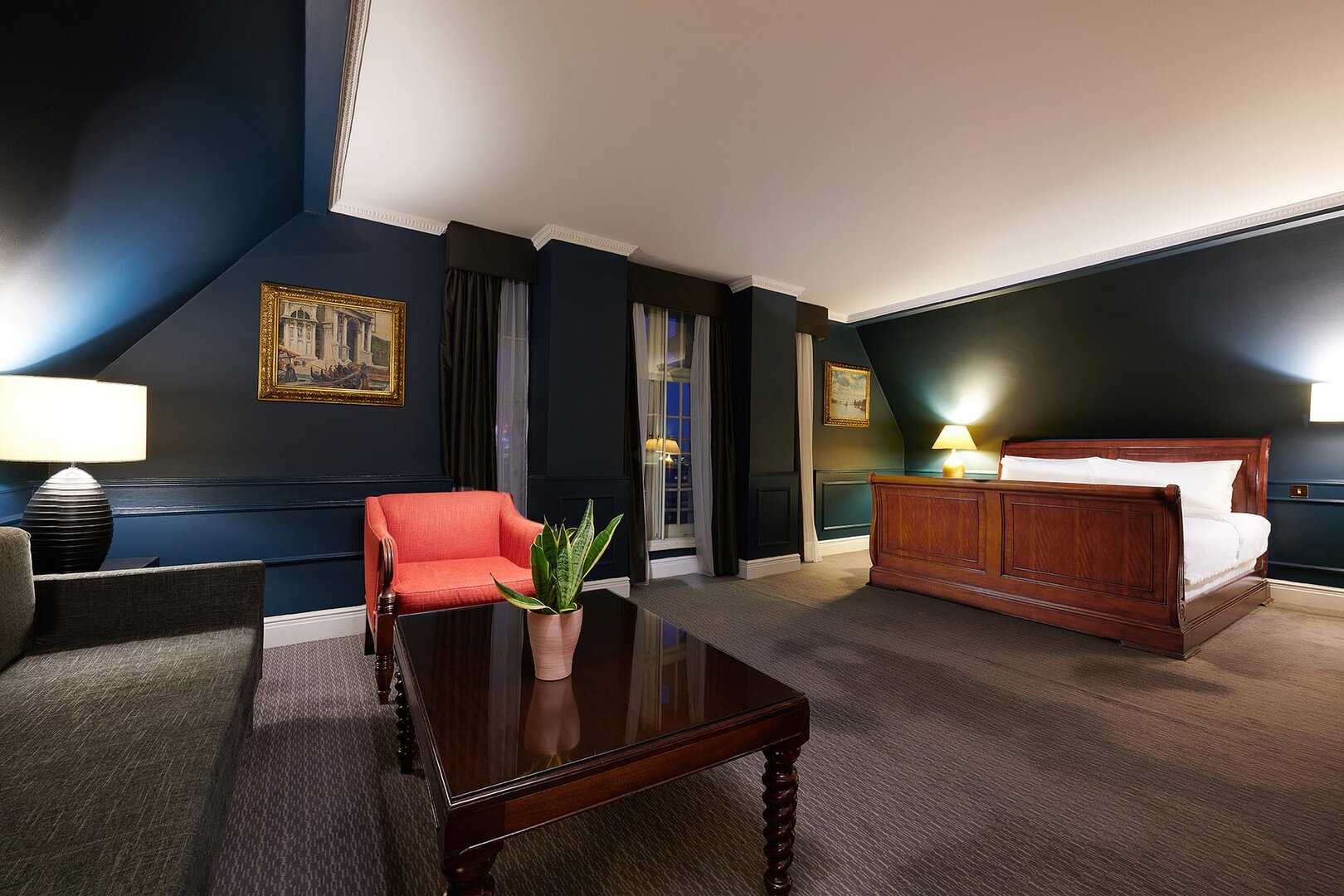 Hotels Articles - London celebrates the opening of The Dilly