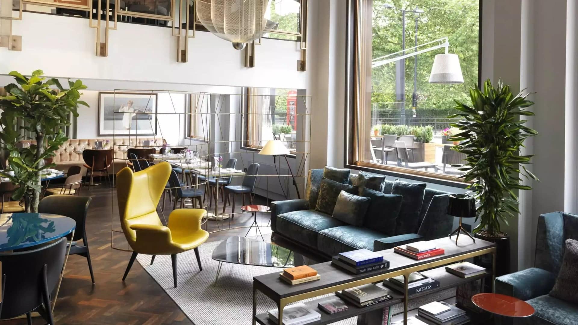 Bar and resturant with a relaxing area at The Athenaeum Hotel & Residences london