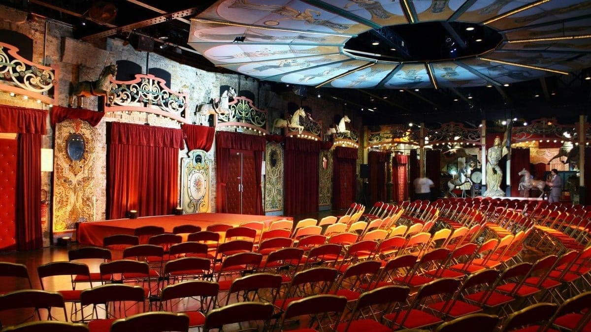 Lifestyle Toplists - Emily in Paris - her guide to the City of Light