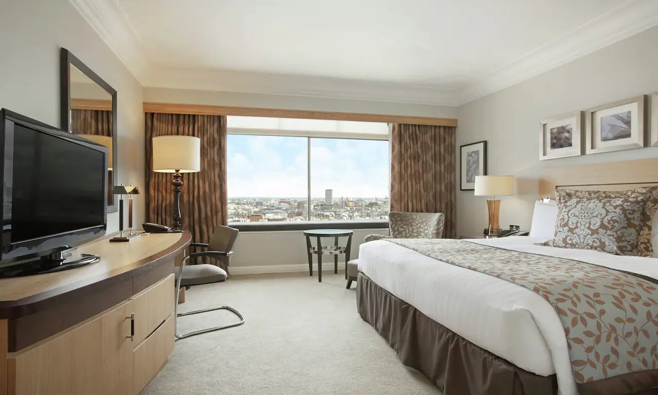 Suite with a king sized bed at London hilton on park lane