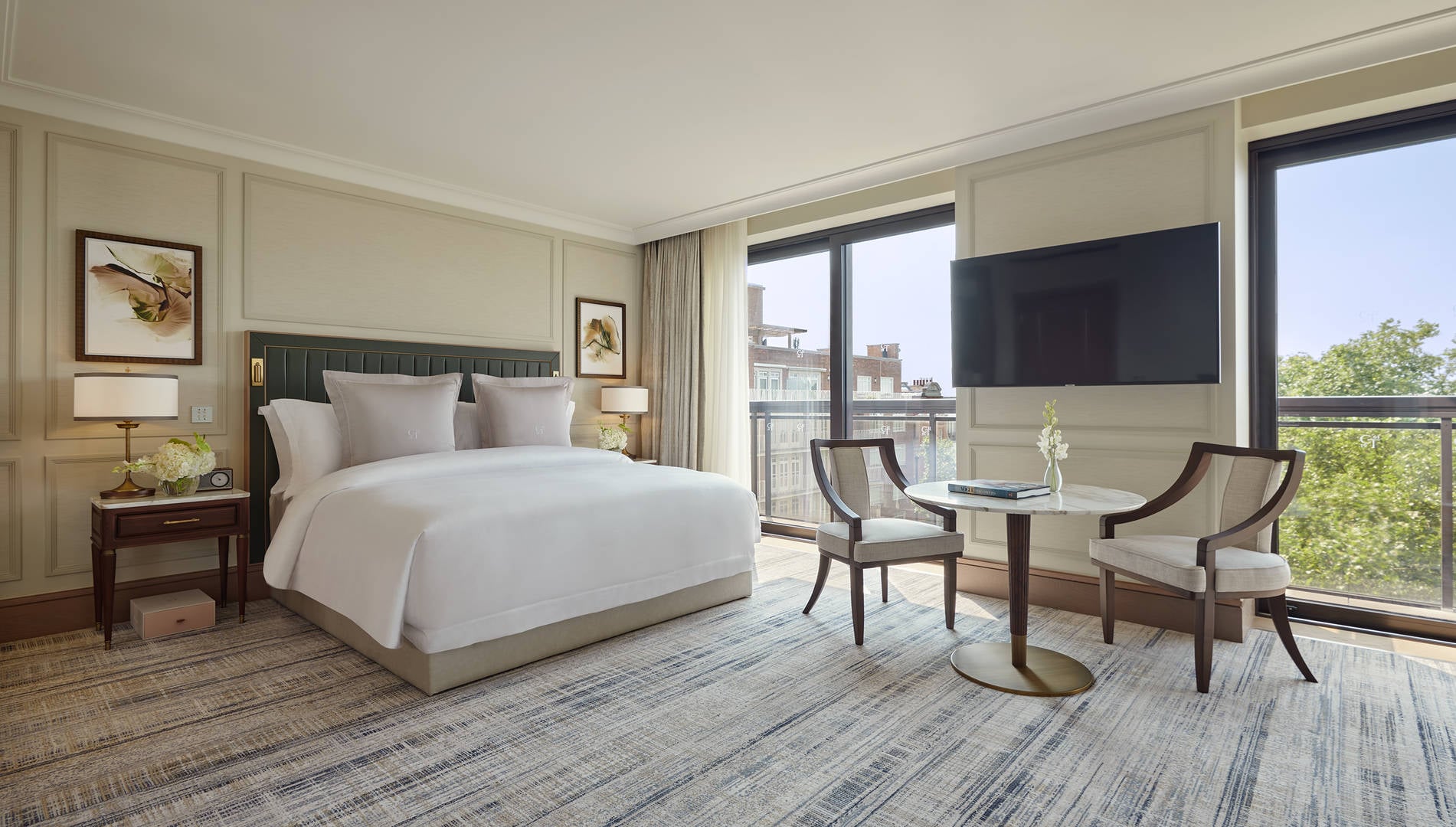 Suite at the carlton tower Jumeirah with a king sized bed and a tv