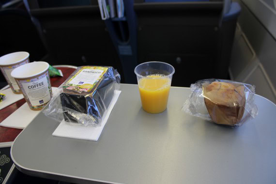 En test av SAS nye Airbus A340 -  med fully flat seter i business class - Business Class på dette flyet består på samme måte som i andre SAS Buisness Class av en 2-2-2 konfigurasjon med tradisjonelt kabinopplegg. Totalt var det 42 seter over 5 rader i en stor kabin og en minikabin med to rader rett bak galley. - 5