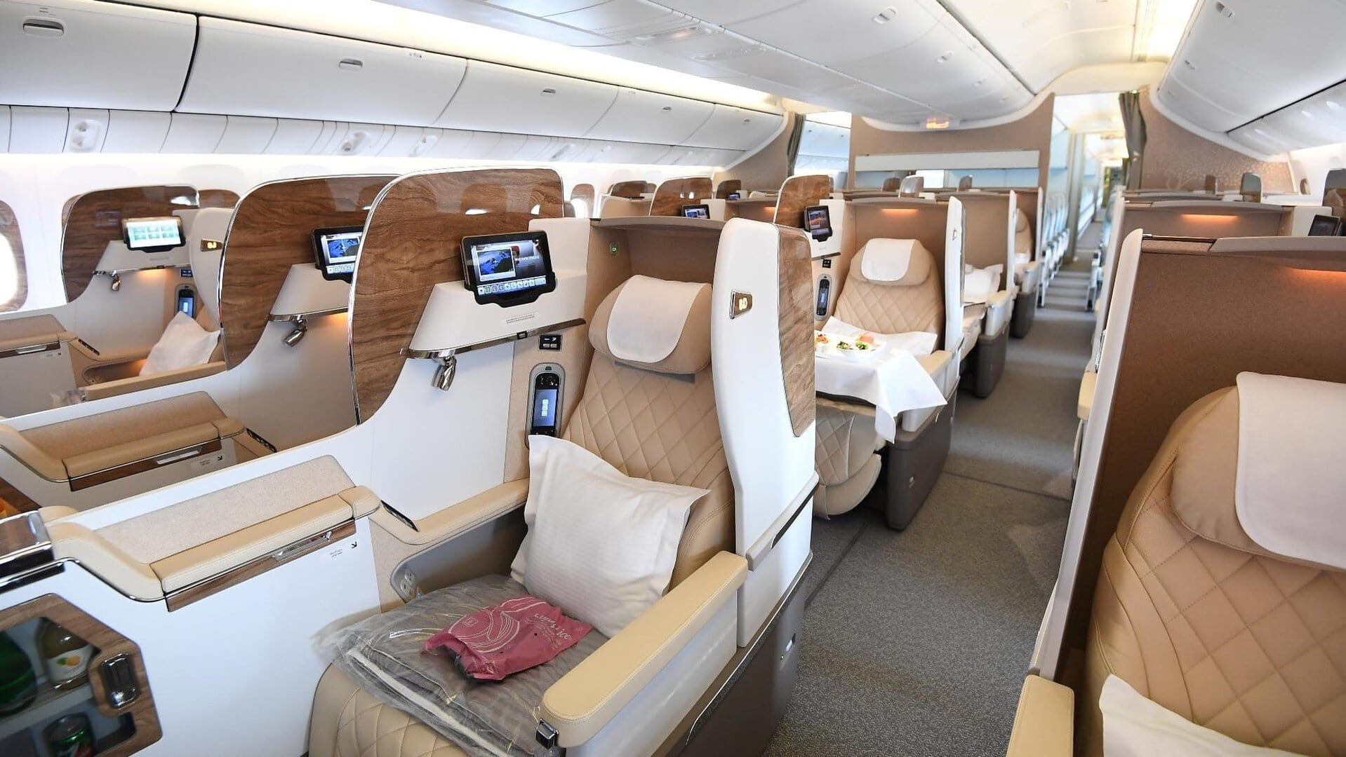 Airline review Cabin & Seat - Emirates - 9