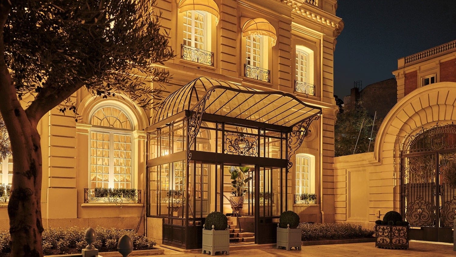 Outside the entrance of Santo Mauro in Madrid 