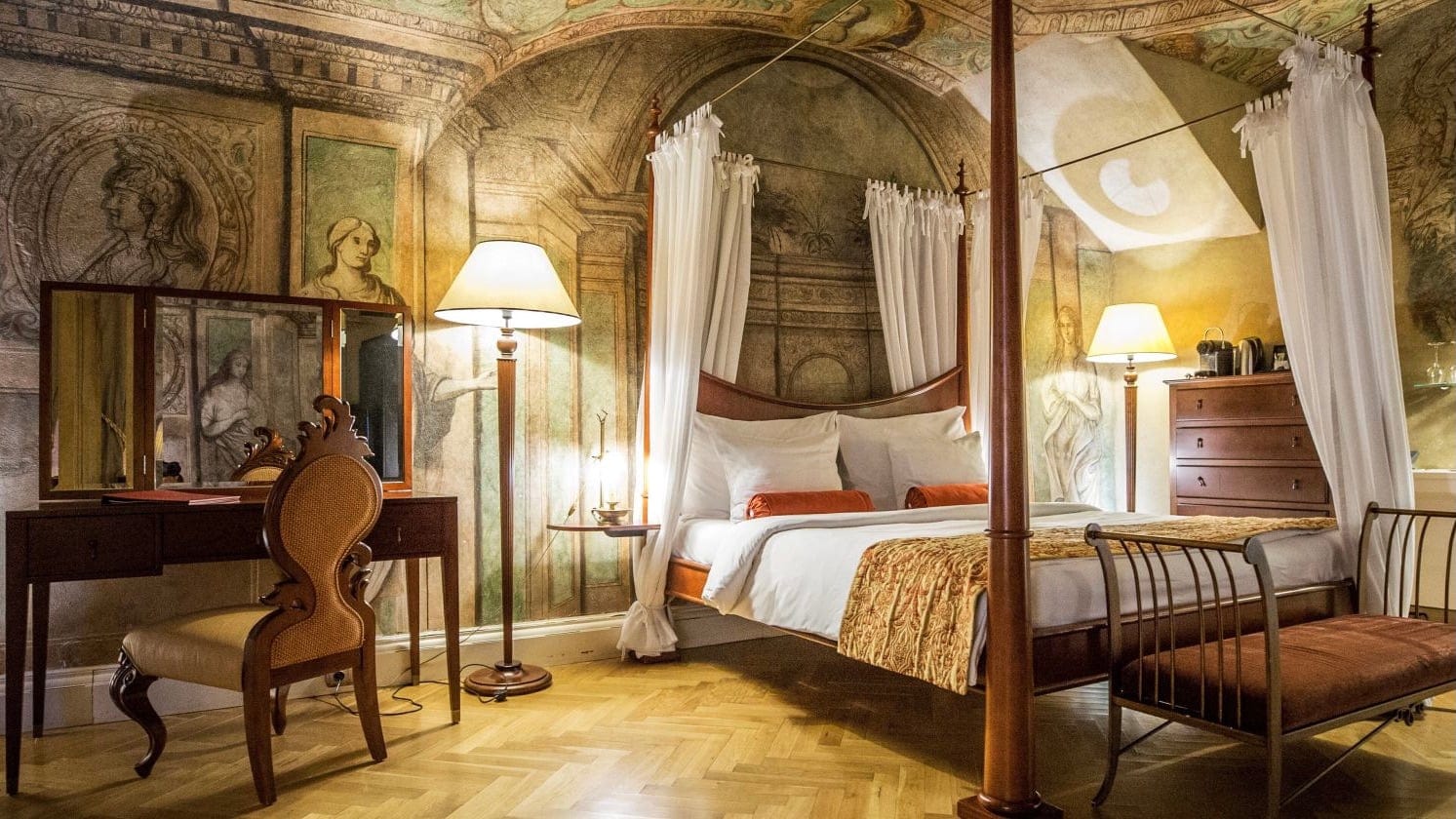 a room at Pashtuv Palace