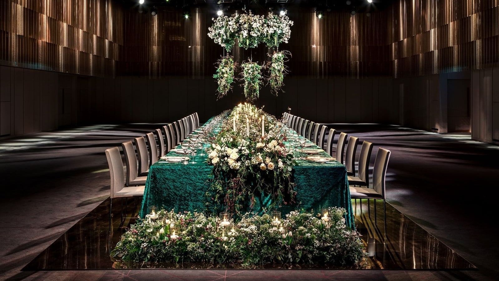 Resturant at the londoner with a big dining table with a green cloth