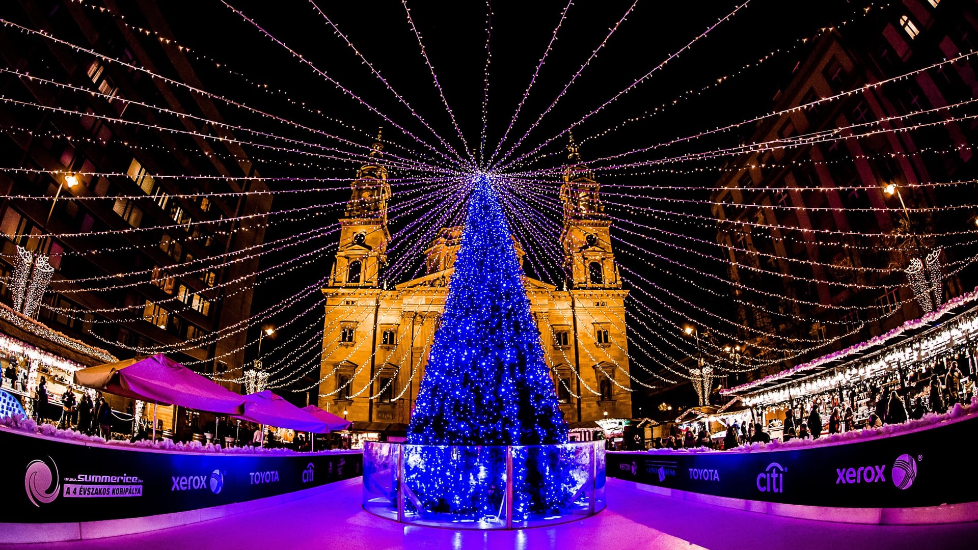 beautiful christmas tree in budapest