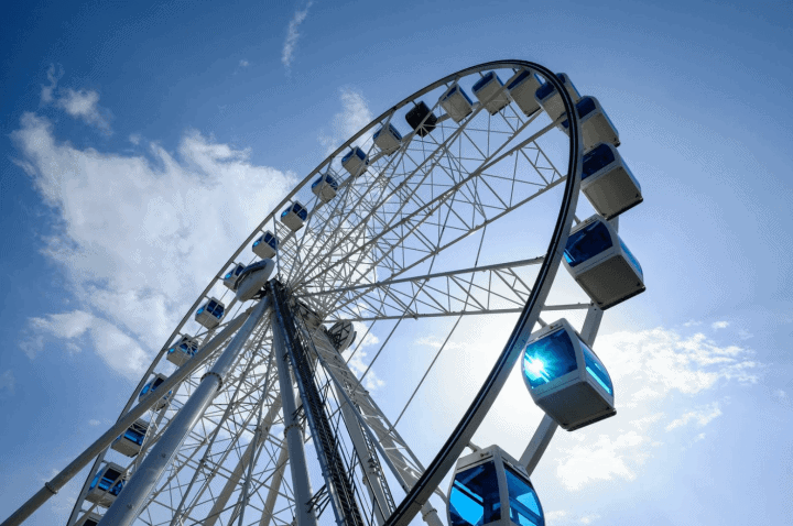 Finnar har öppnat eget pariserhjul - med VIP-kabin och champagneservice - VIP-kabin med en flaska champagne under turen - 2