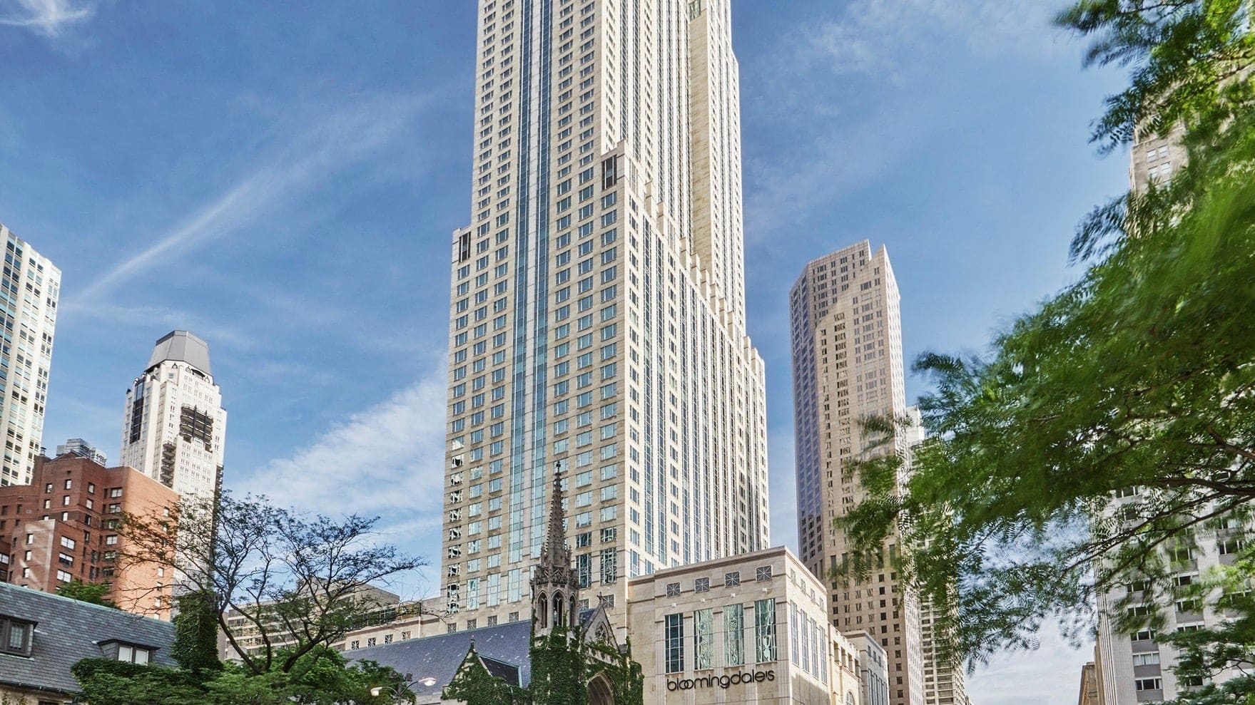 The Four Seasons Hotel in Chicago from an outside perspective on a sunny day