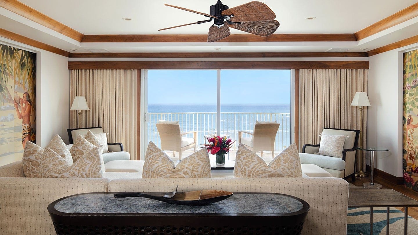 Living room with balcony at Kahala Hotel å Resort with white decor.