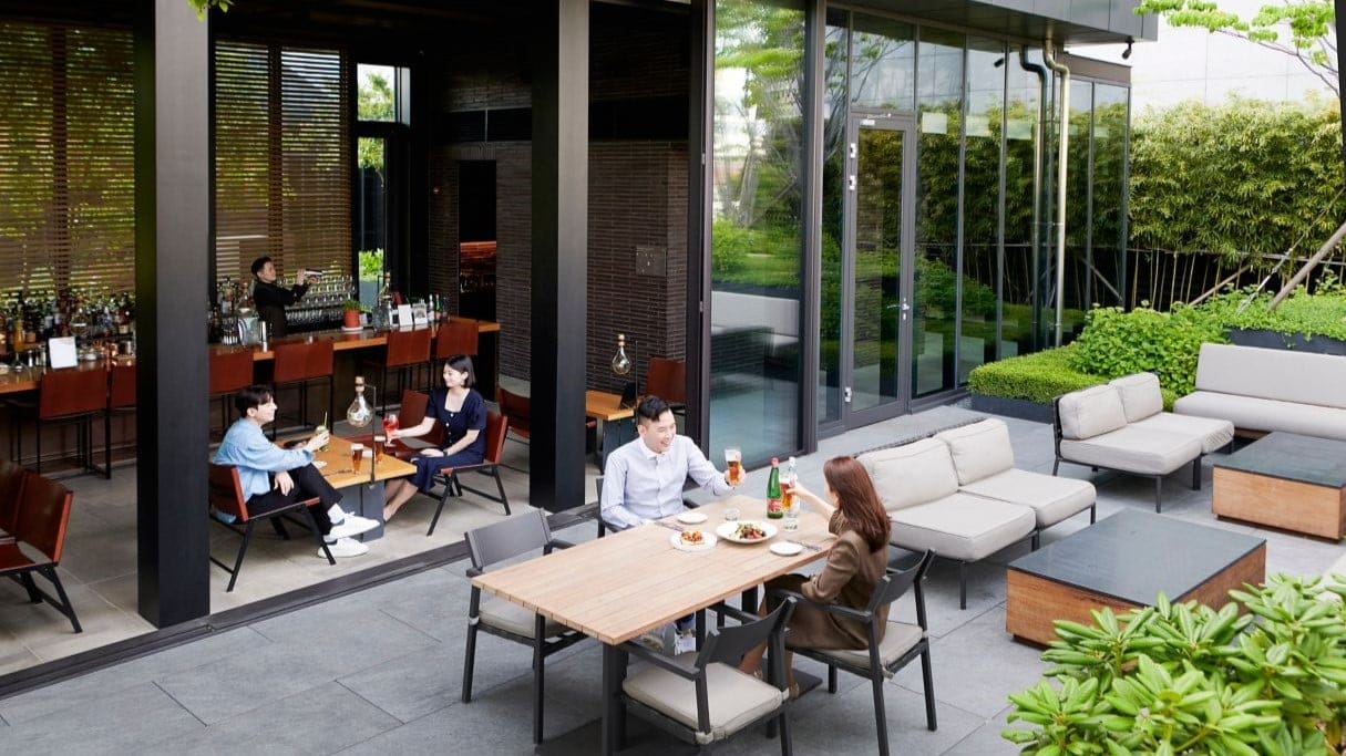 People eating at jw  mariott hotel seoul