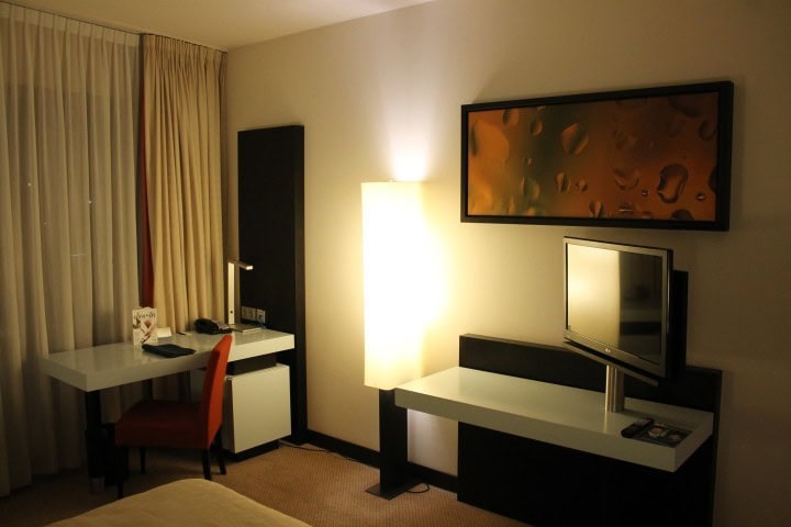 Radisson Blu Hotel Berlin - A stunning hotel with the world's largest cylindrical aquarium - The room - 2