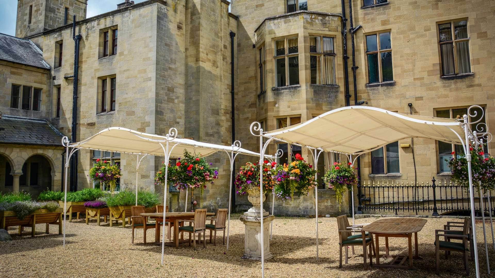 Hotel review Restaurants & Bars' - Palé Hall Hotel & Restaurant - 2