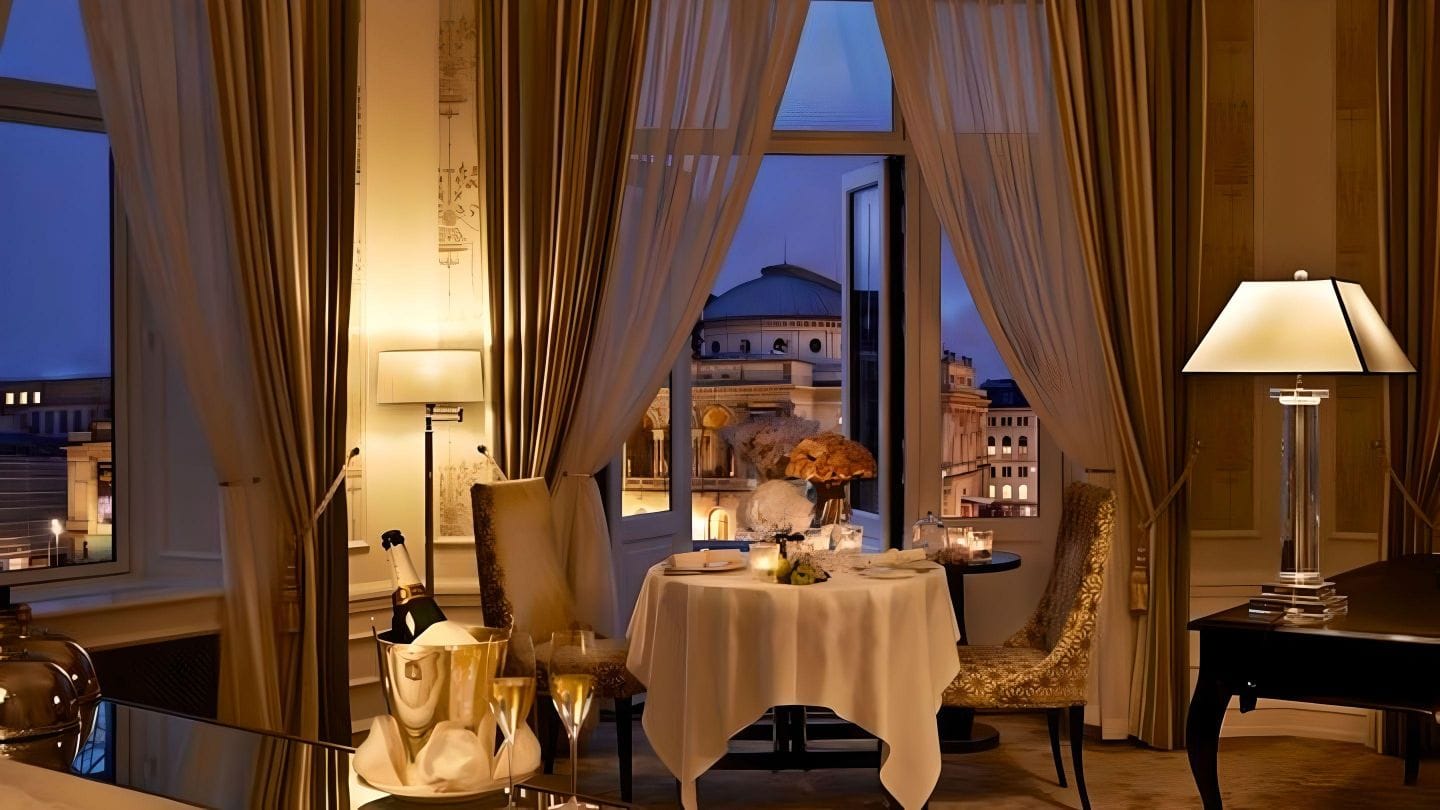 Resturant at hotel d´angleterre with windows by the table
