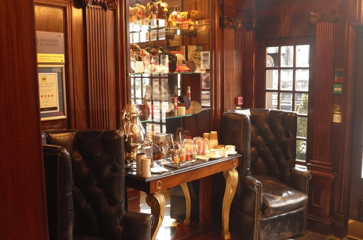 Intimate Hotel 41, is this London's best luxury hotel? - between Knightsbridge and Mayfair, sits Hotel 41, a super small hotel that Tripadvisor rates ​​as the best of all 5-star luxury hotels in London. We were skeptical. A top hotel which the BusinessClass editorial staff had never heard of? Surely not we thought, as we have frequented almost all of London's best hotels. Curiosity took over and we decided to investigate further. - 1