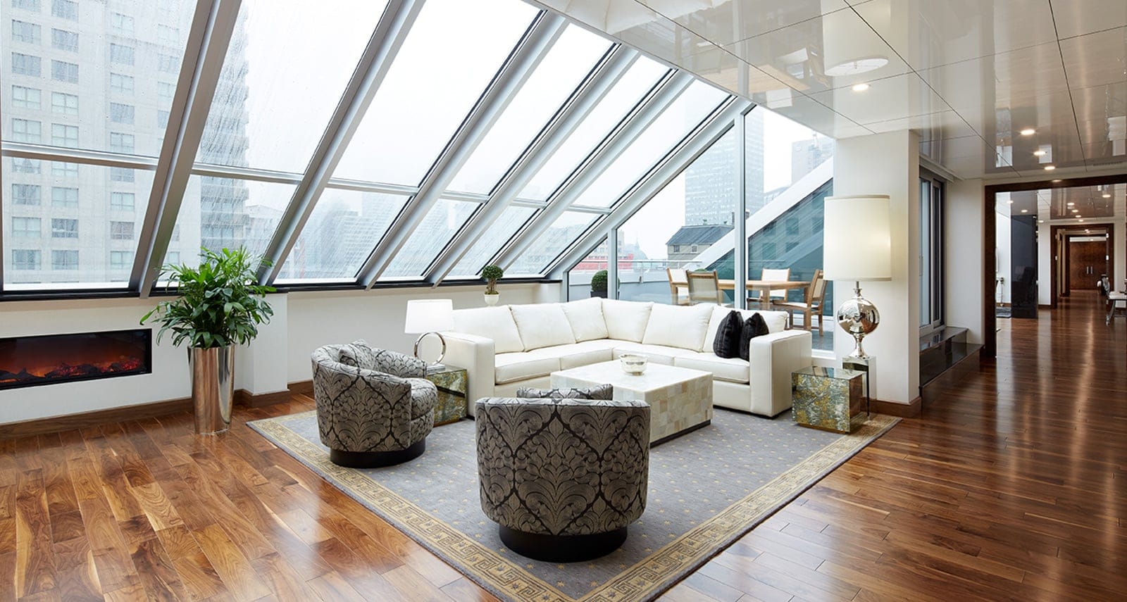 Lounge with window ceiling at Le Mount Stephen