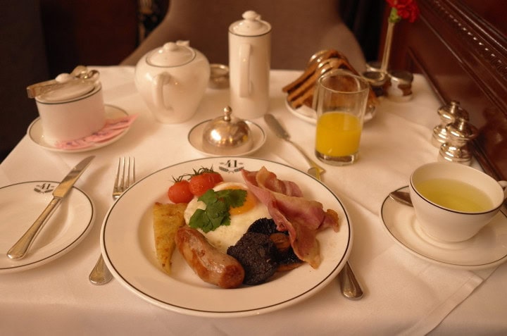 Intimate Hotel 41, is this London's best luxury hotel? - between Knightsbridge and Mayfair, sits Hotel 41, a super small hotel that Tripadvisor rates ​​as the best of all 5-star luxury hotels in London. We were skeptical. A top hotel which the BusinessClass editorial staff had never heard of? Surely not we thought, as we have frequented almost all of London's best hotels. Curiosity took over and we decided to investigate further. - 6