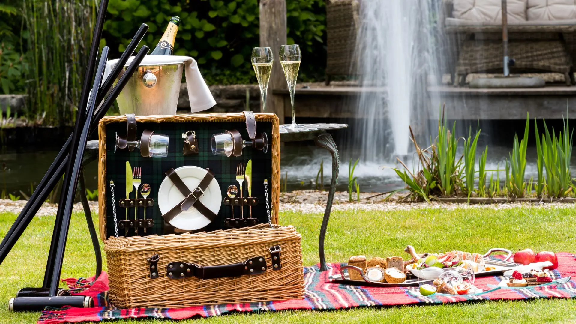 Hotel review Service & Facilities' - Summer Lodge Country House Hotel & Restaurant - 2