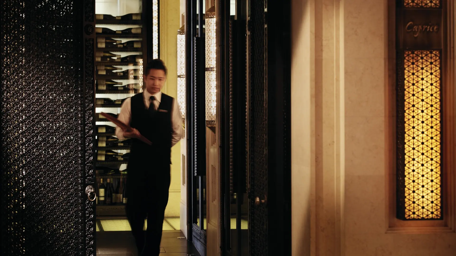 Hotel review Restaurants & Bars' - Four Seasons Hotel Hong Kong - 3