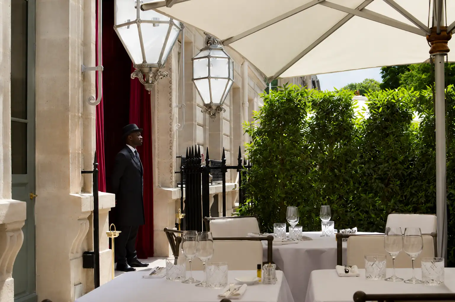 La Réserve Paris Hotel & Spa - Location and Airport Access - 4
