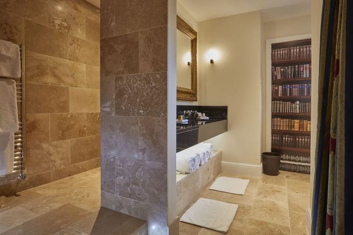 Abbots Grange Manor House - 12