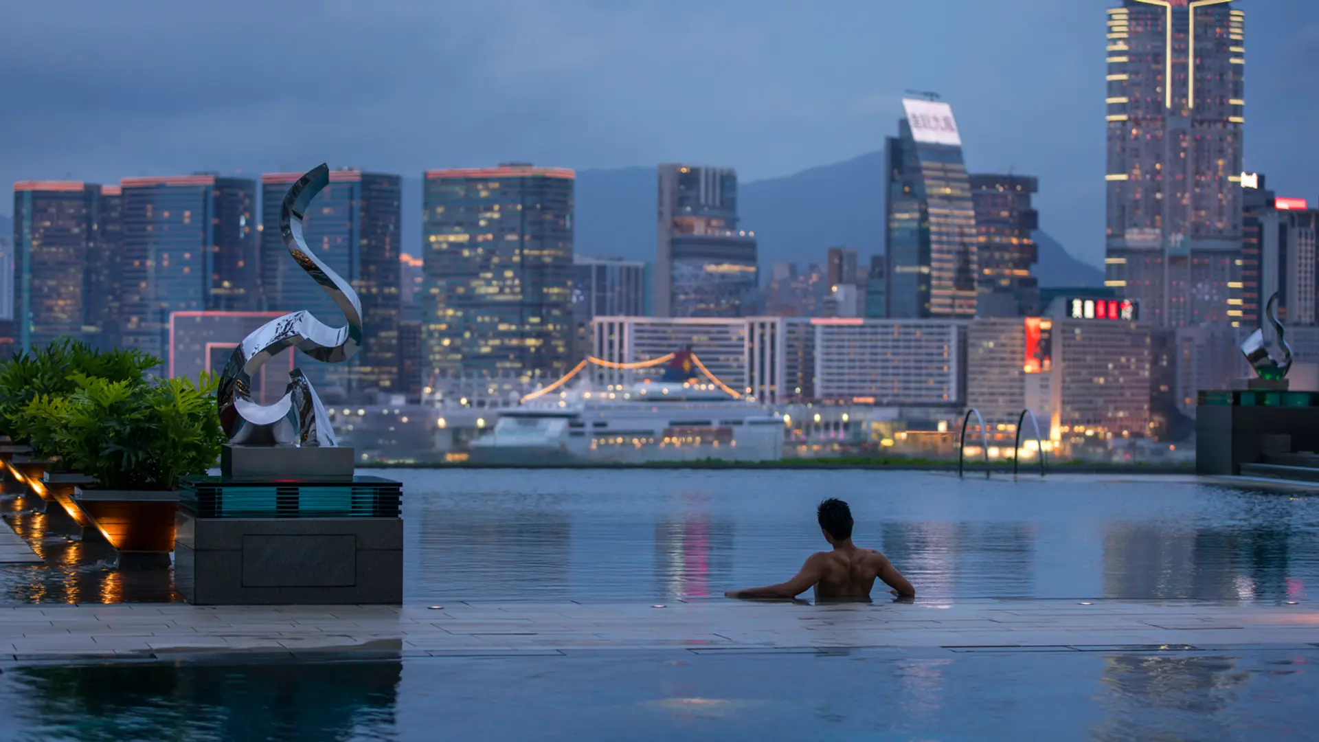 Hotel review Location' - Four Seasons Hotel Hong Kong - 5