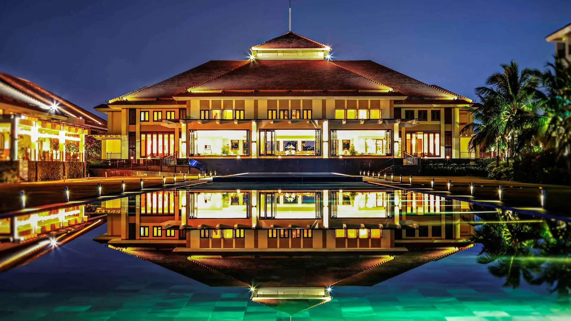 Hotel review Location' - Pullman Danang Beach Resort - 2