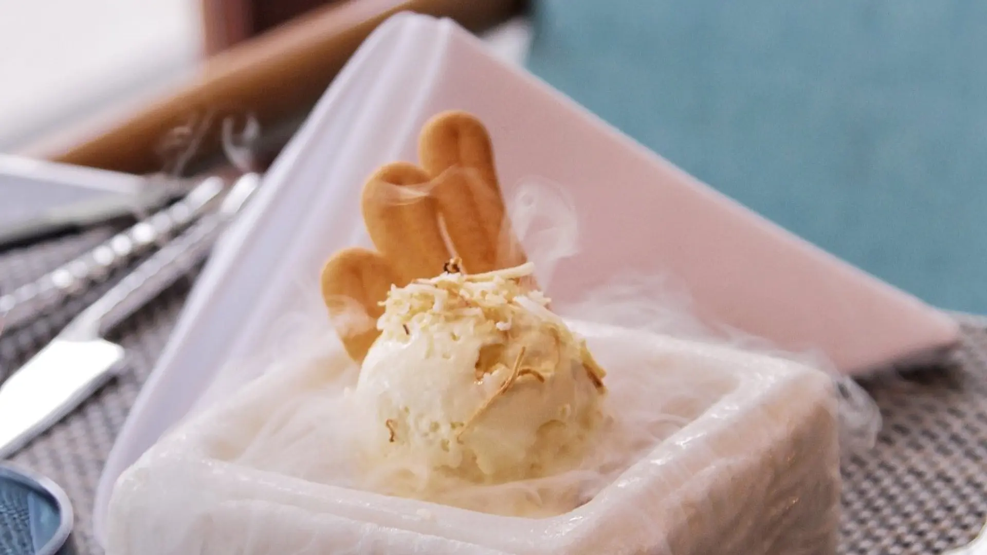 Hotel review Restaurants & Bars' - Pullman Danang Beach Resort - 7