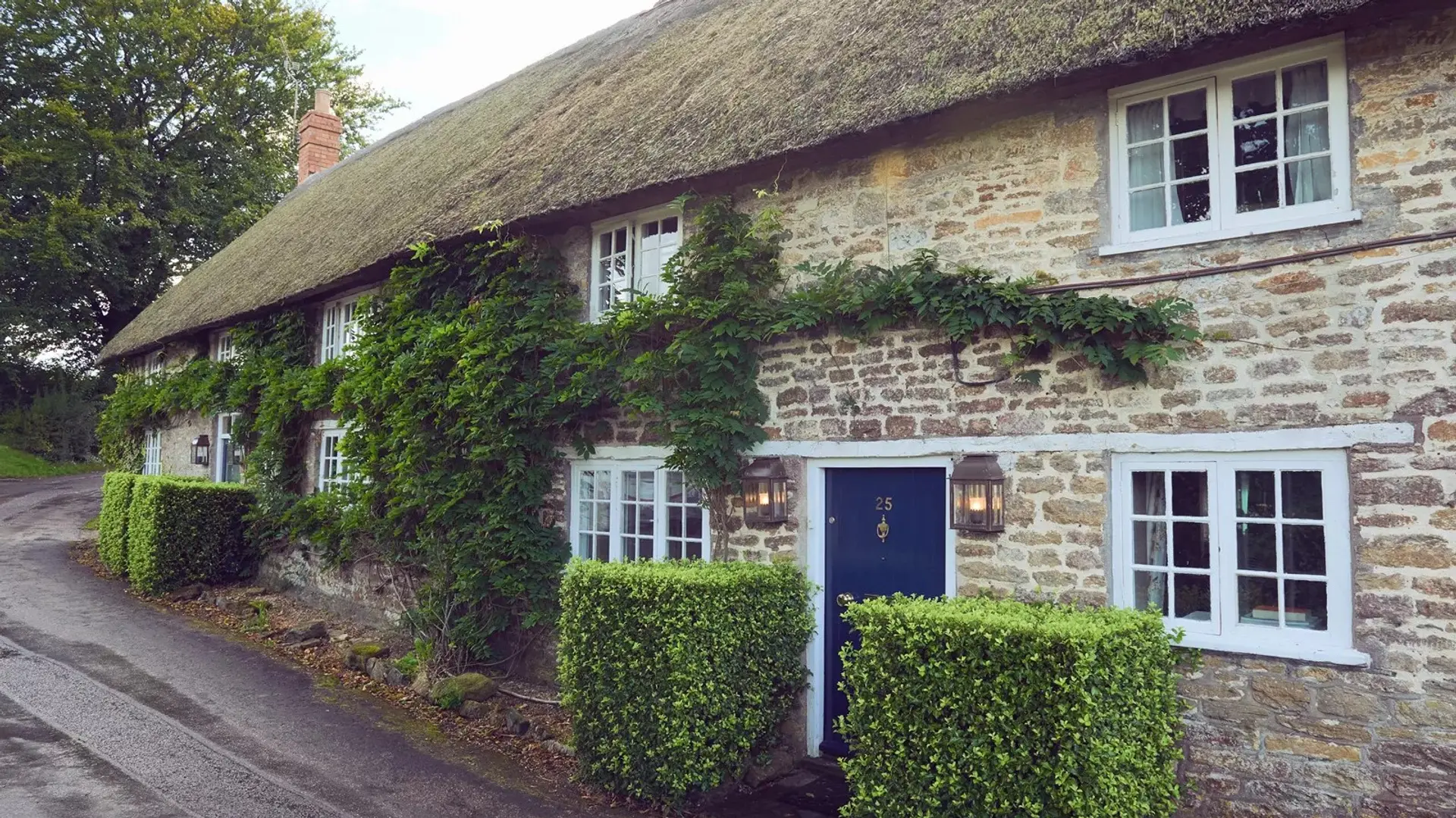 Hotel review Location' - Summer Lodge Country House Hotel & Restaurant - 2