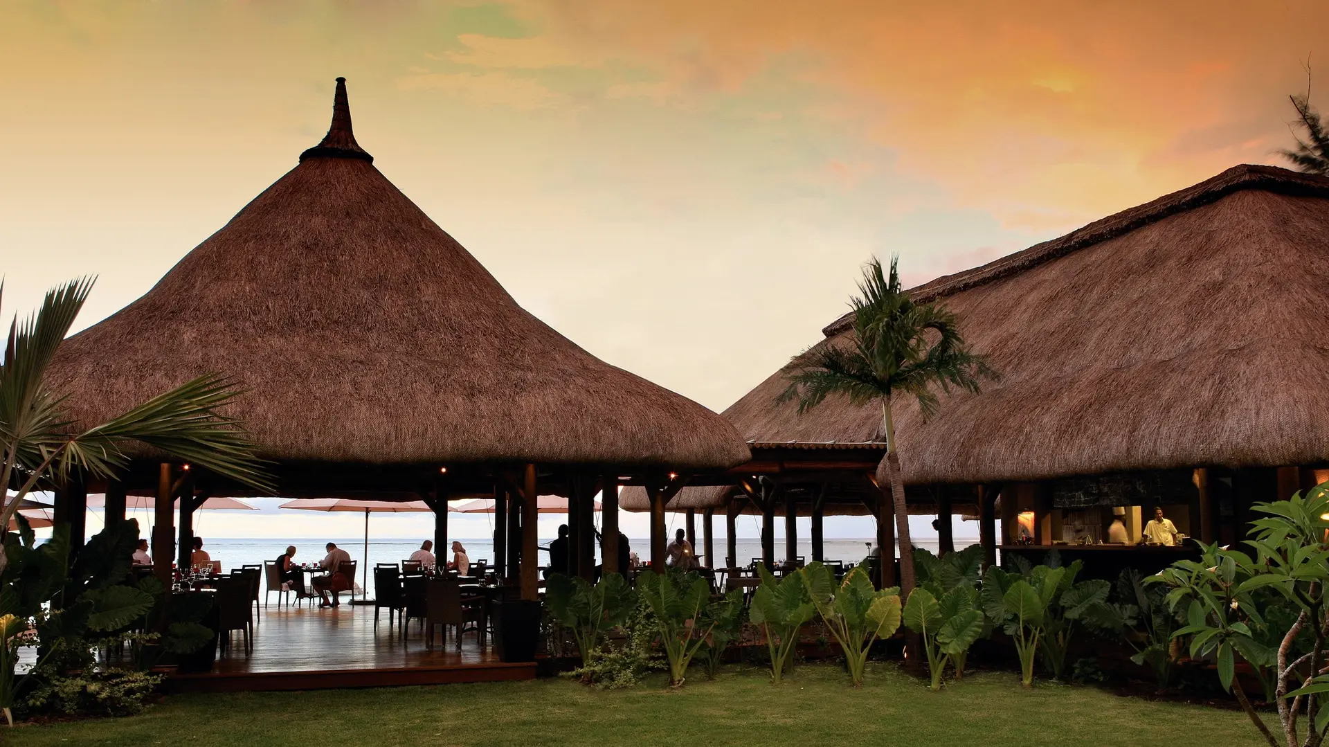 Hotel review Restaurants & Bars' - LUX* Le Morne - 1