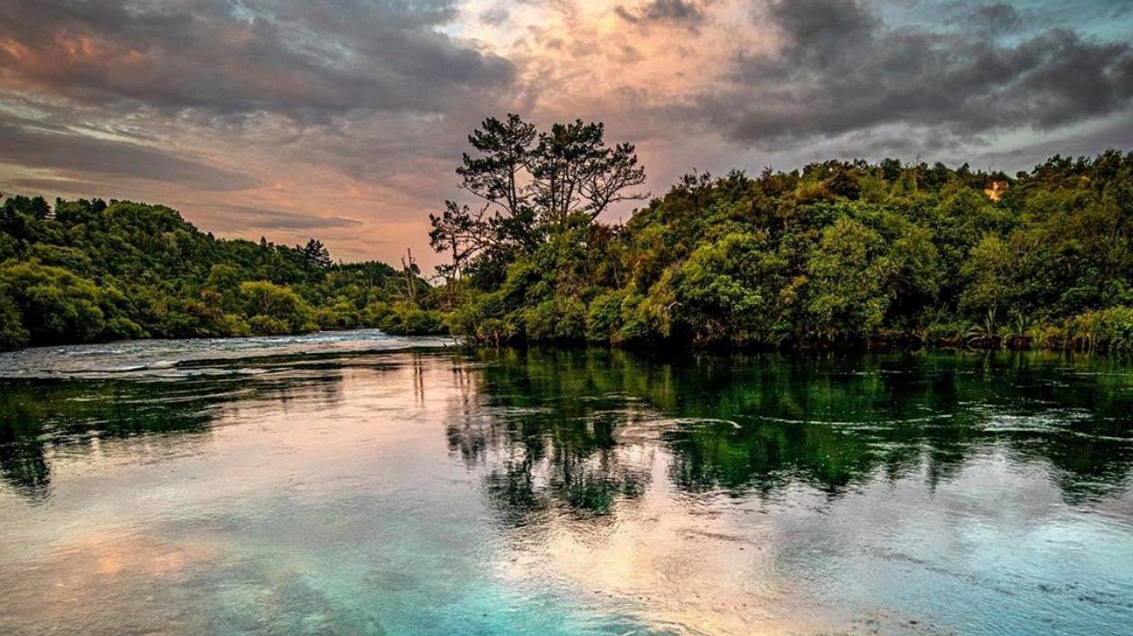 Hotel review Location' - Huka Lodge - 2