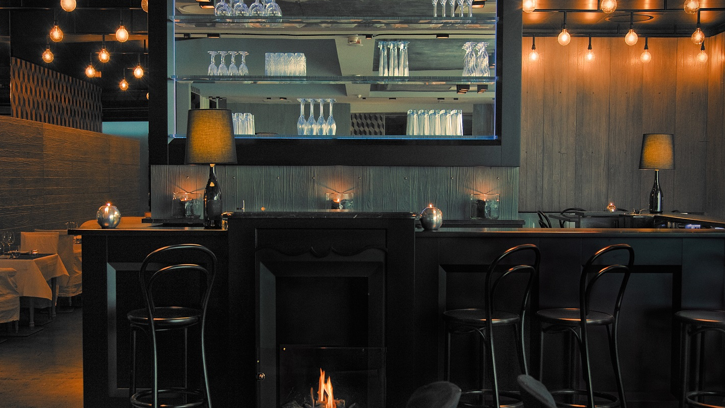 Black decored Blind Bar with almost everything black and tender lightning in Paris.