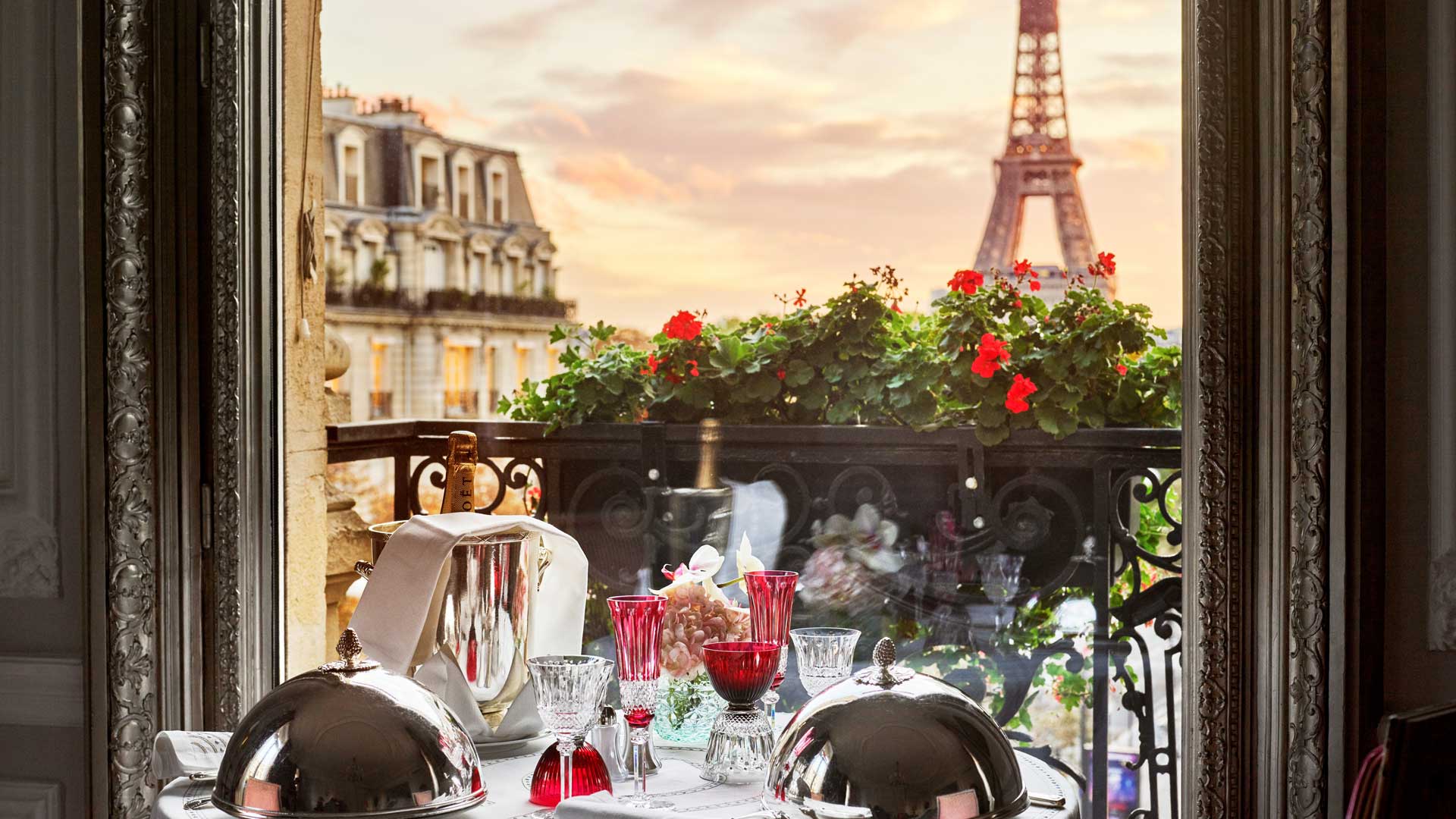 Hotel review Restaurants & Bars' - Hôtel Plaza Athénée Paris - 1