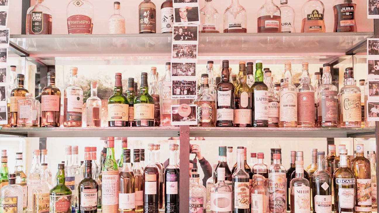 Pink lightning and a lot of beverages at Bisous.