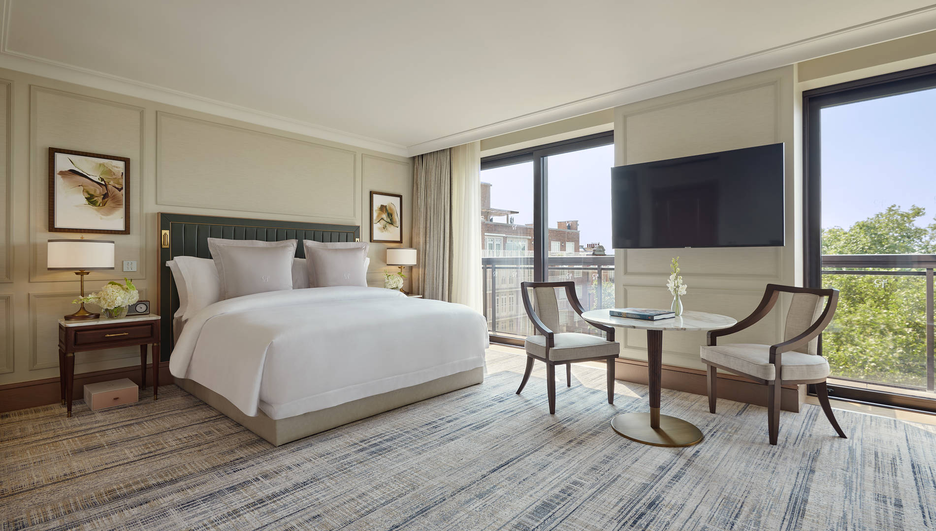 Suite at the carlton tower Jumeirah with a king sized bed and a tv