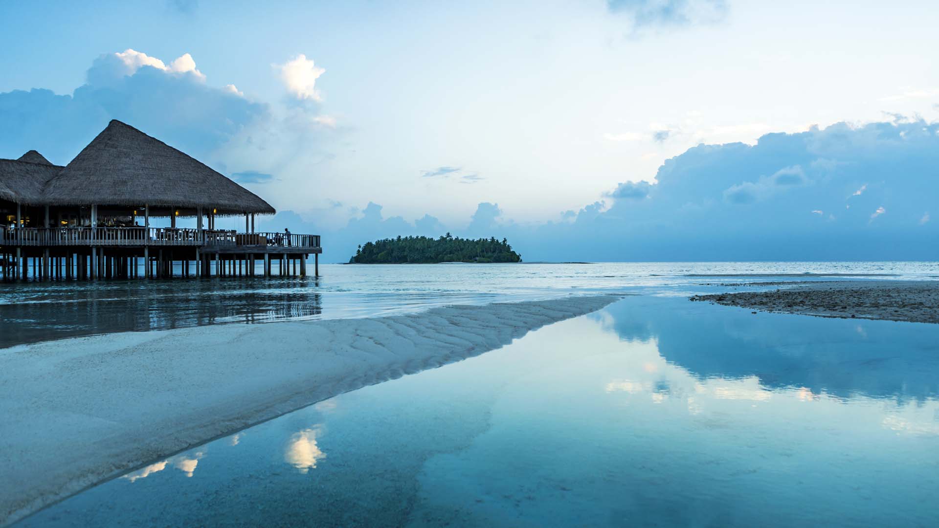 RES2-COMO-Maalifushi-Maldives-Japanese_Restaurant_Beach.jpg