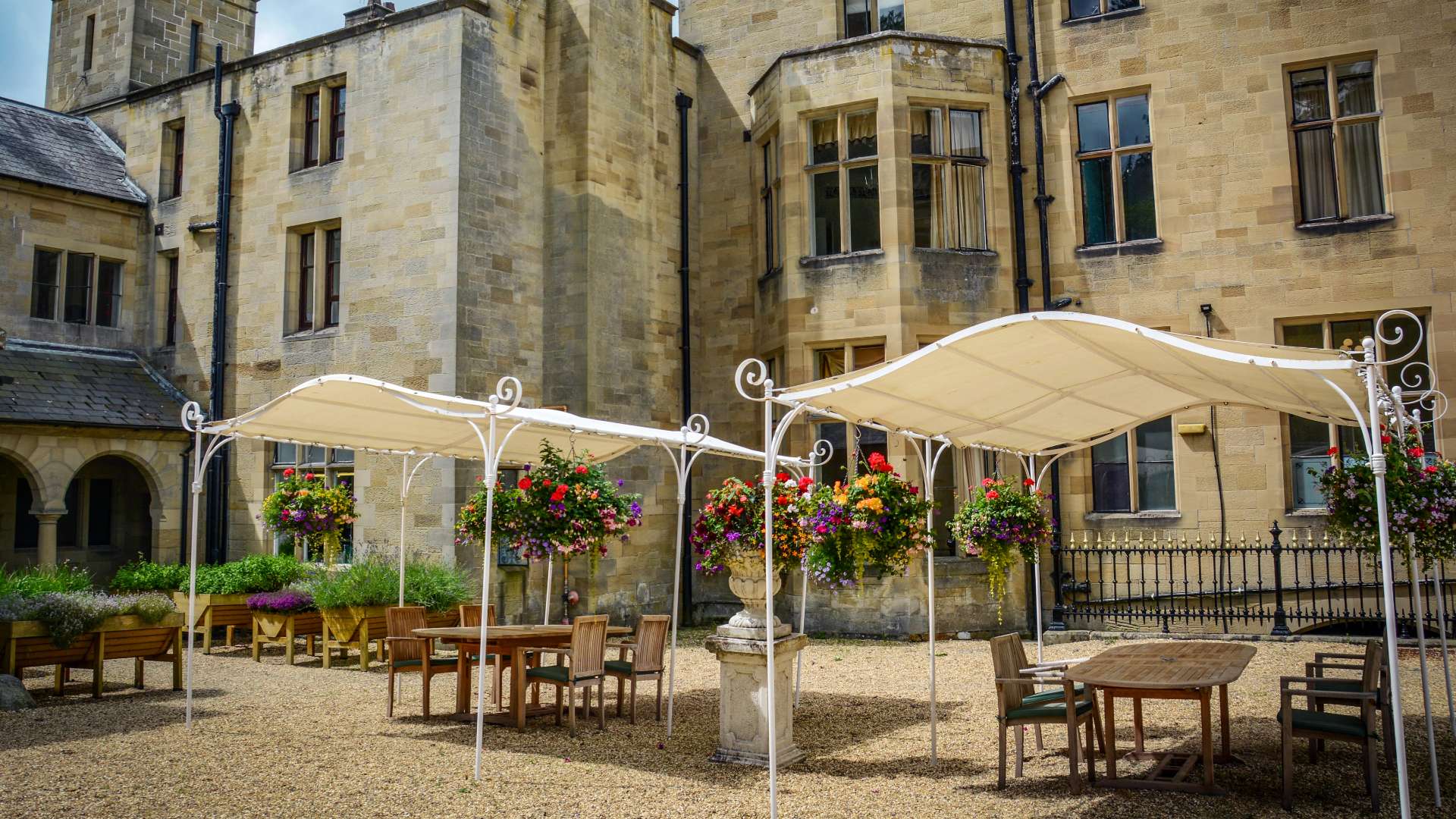 Hotel review Style' - Palé Hall Hotel & Restaurant - 2